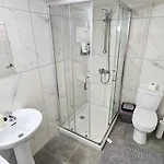 Unique Center Rooms, 150m From Chabad Lubavitch Apartment